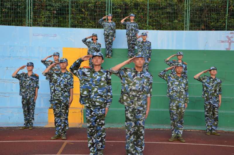 軍訓進行時---看我們的創意軍姿照