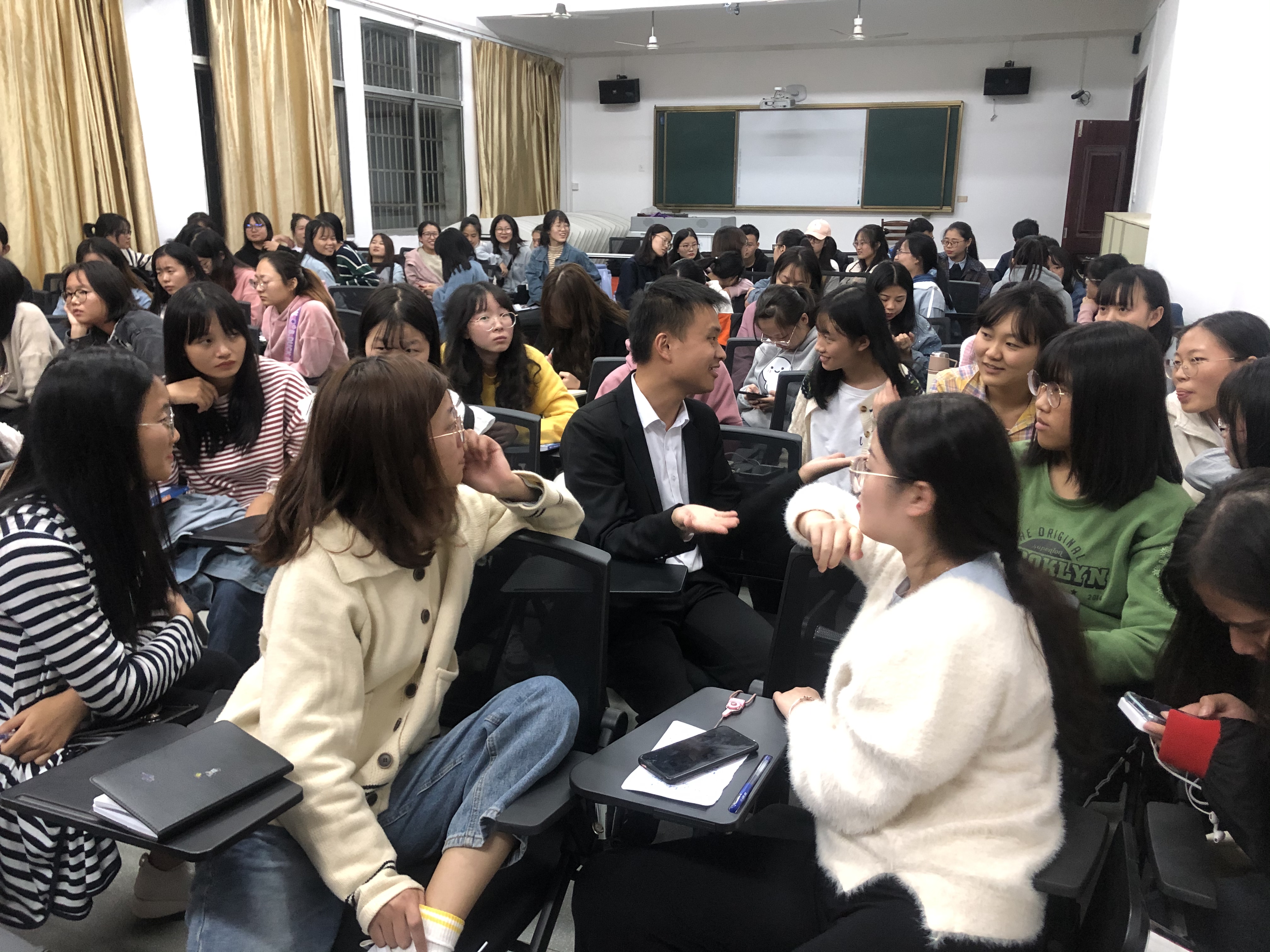 马克思主义学院召开考研师生交流分享会