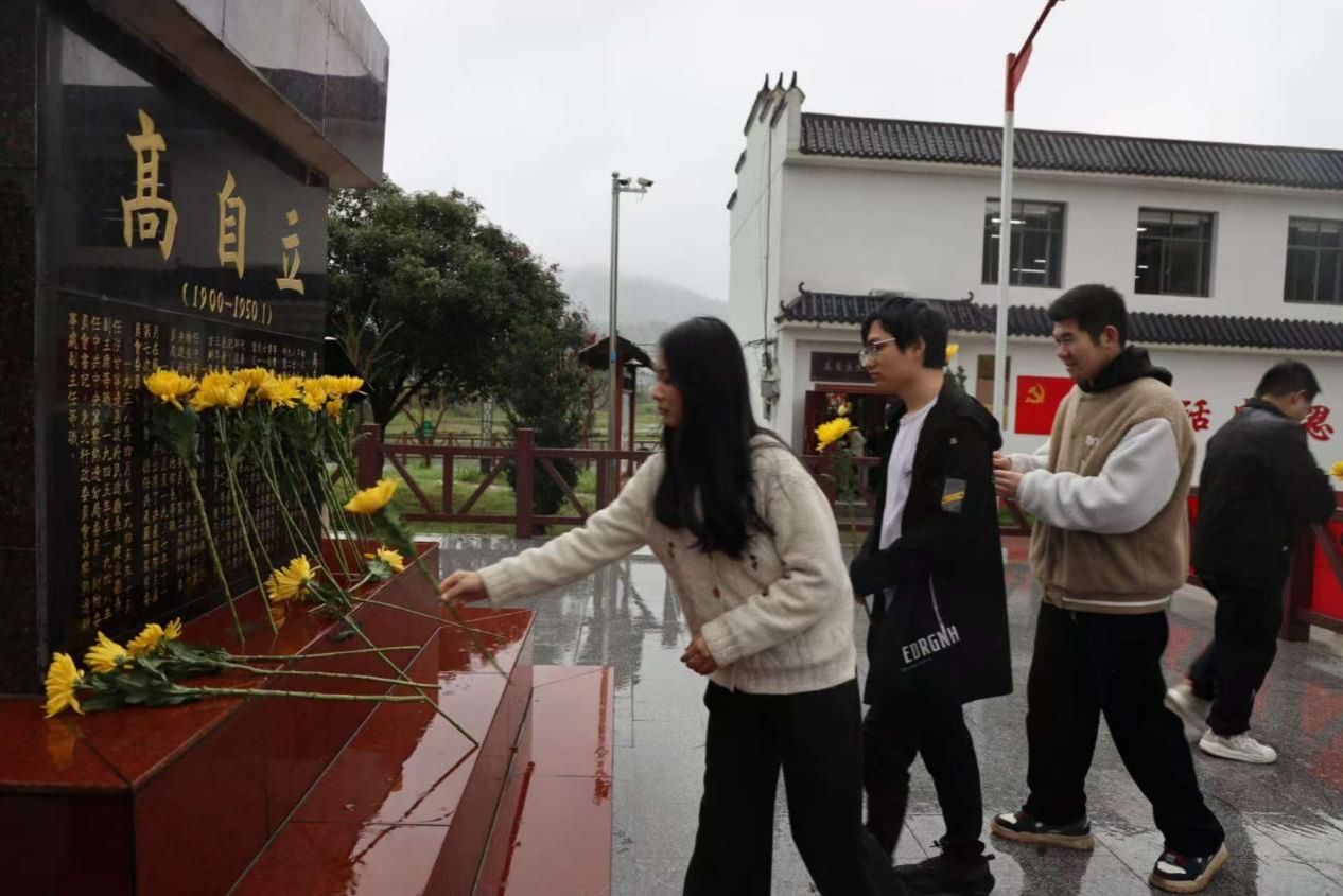 清明祭英烈，薪火永相传——萍乡学院“安源红”大学生宣讲团联合学院学生党支部走进青山镇源头村开展清明节主题宣讲